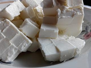Jak pokroić ser feta? Poradnik krok po kroku