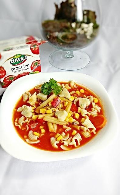 Pomidorowa z warzywami i parmezanem