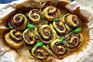Bułeczki z pesto, oliwkami i parmezanem