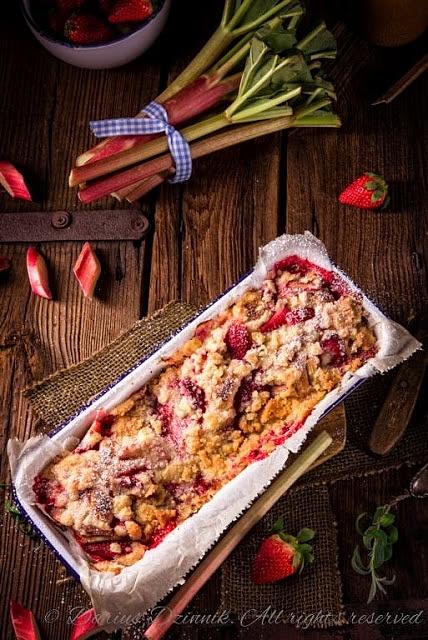 Drożdżówka z rabarbarem truskawkami i kruszonką