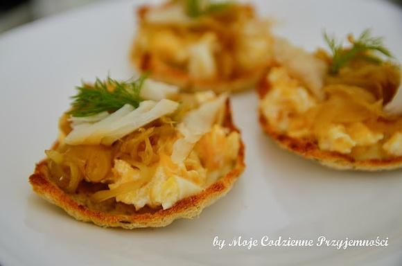 Tartaletki z jajecznicą, karmelizowaną cebulą i dorszem
