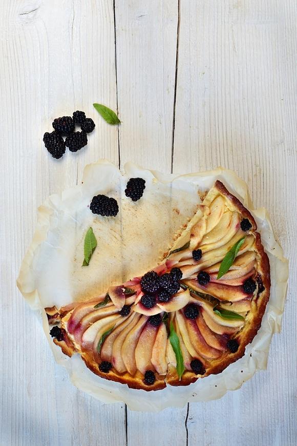 Tarta z jabłkami i jeżynami na spodzie z ciasta francuskiego