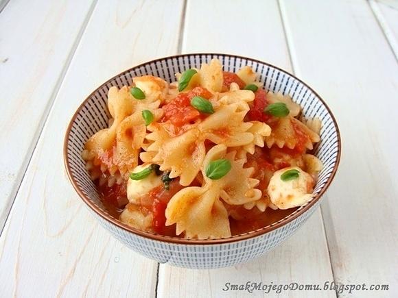Makaron z sosem a’la Caprese