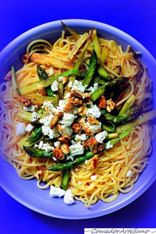 Spaghetti ze szparagami, kozim serem i orzechami włoskimi
