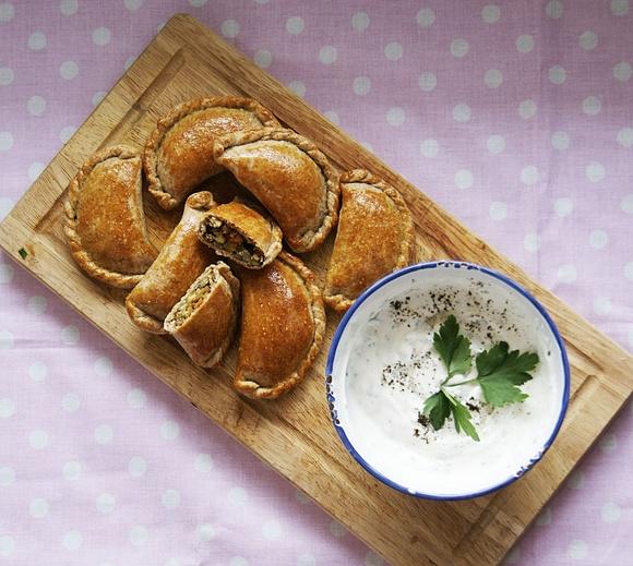 Pieczone pierogi z soczewicą i warzywami