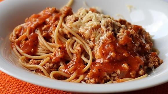 Spaghetti z mielonym i sosem pomidorowym szybki przepis