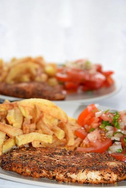 Grillow-akurczak z frytkami i sałatką pomidorową