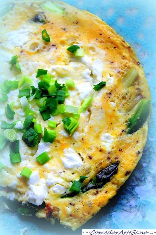 Omelette ze szparagami i kozim serem