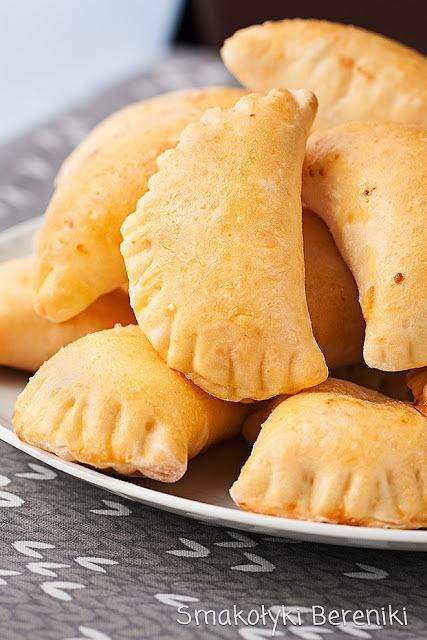 Pieczone pierogi drożdżowe z serem