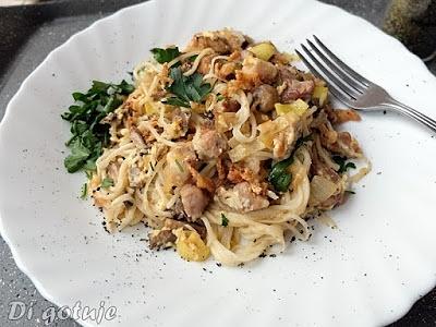 Makaron chiński z boczkiem i pieczarkami