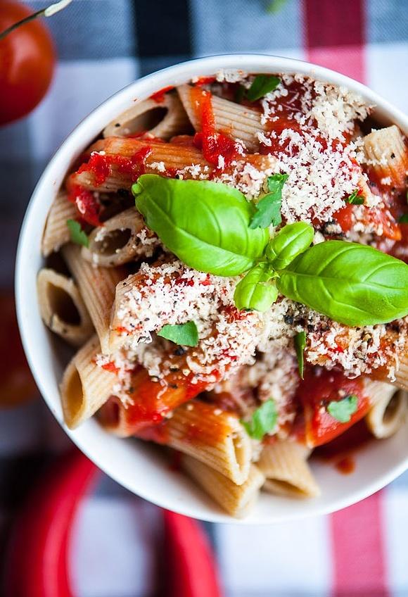 Makaron z pikantnym sosem pomidorowym penne all'arrabbiata