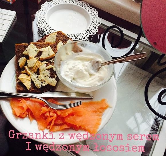 Grzanki z wędzonym serem i łososiem