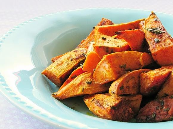 Pieczone bataty z przyprawami i rozmarynem