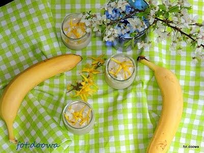 Krem bananowo- chałwowy z kwiatami forsycji i mirabelkami