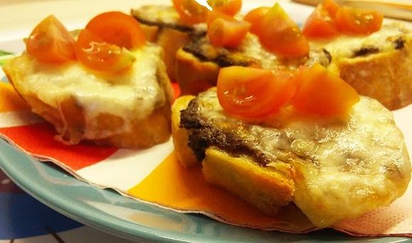 Grzanki z pastą oliwkową, mozzarellą i pomidorkami