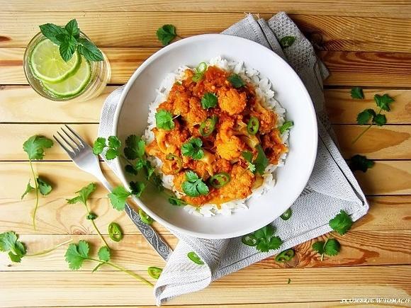 Pomidorowe curry z kalafiorem, tamaryndem i wiórkami kokosowymi