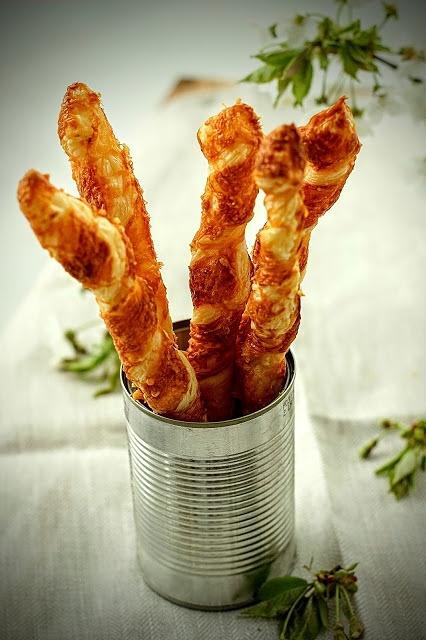Grissini z ciasta francuskiego z parmezanem