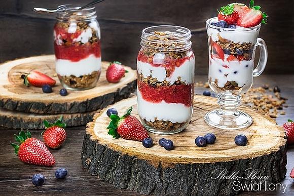 Jogurt z granolą i owocami na dwa sposoby