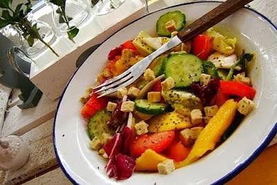 Sałatka warzywna z mango i chia - zdrowa i witaminowa