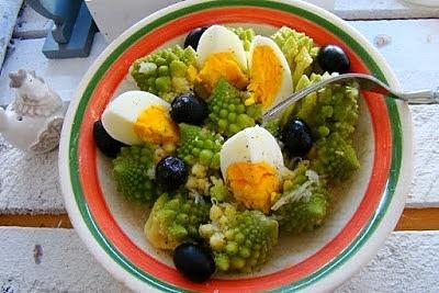Sałatka romanesco z jajkiem i oliwkami