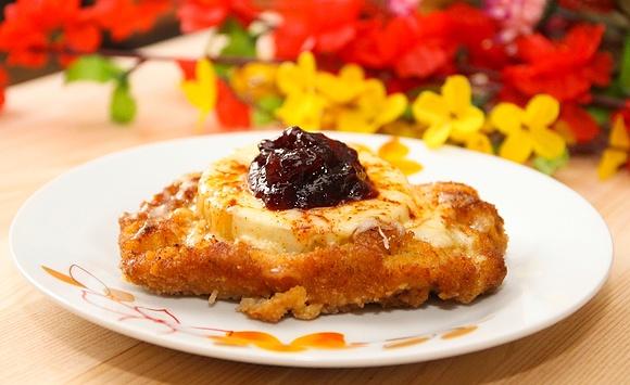 Kotlet schabowy z ananasem, żurawiną i serem