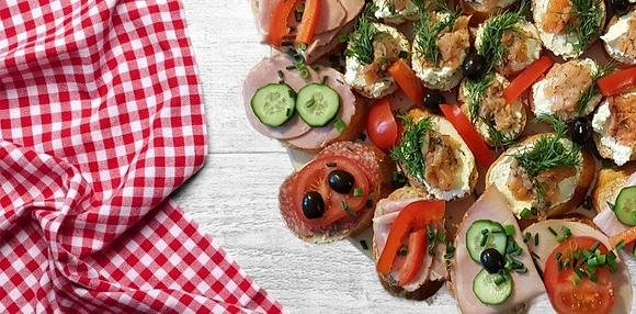 Kanapeczki jako przystawka na przyjęcie i spotkanie