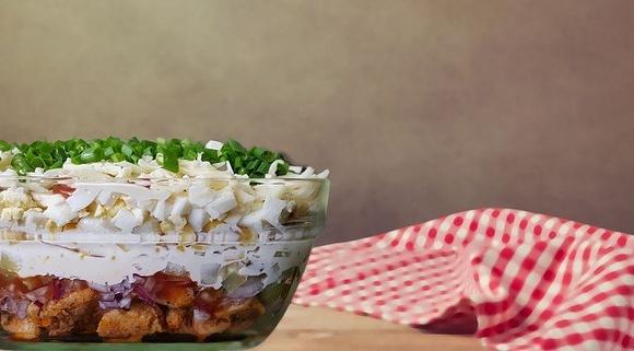 Gyros sałatka warstwowa z kurczakiem i przyprawą gyros