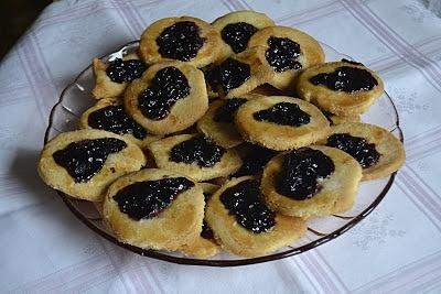 Kruche ciastka z konfiturą czarnej porzeczki