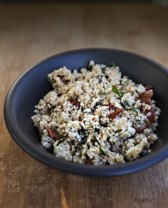 Sałatka z kaszy bulgur, suszonych pomidorów i halloumi