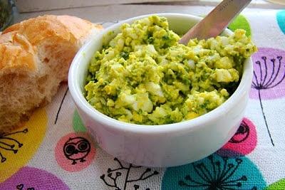 Pasta jajeczna z czoskiem niedźwiedzim i pokrzywą