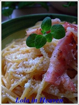 Spaghetti alla carbonara w promieniach wiosennego słońca
