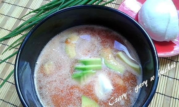 Zupa pomidorowa z awokado i mozzarellą