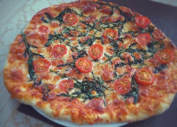 Pizza z rukolą i pomidorkami pieczona na kamieniu