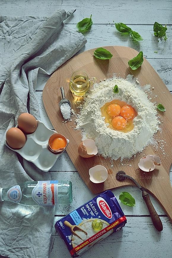 Domowy makaron z bazylią