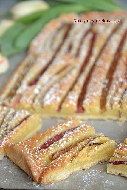 Rustykalna tarta z rabarbarem i migdałami