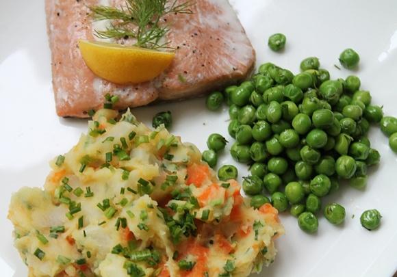 Łosoś z warzywnym puree i małym groszkiem maślanym