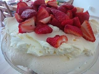 Pavlova - Beza z owocami i kremem