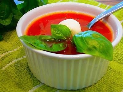 Zupa pomidorowa na soku pomidorowym z mozzarellą i bazylią