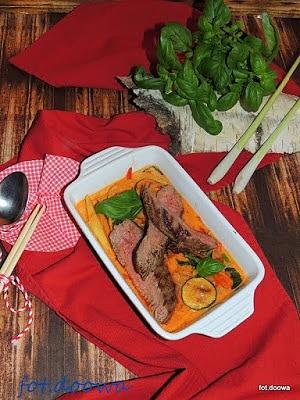 Stek wołowy bavette w czerwonym sosie curry z bazylią