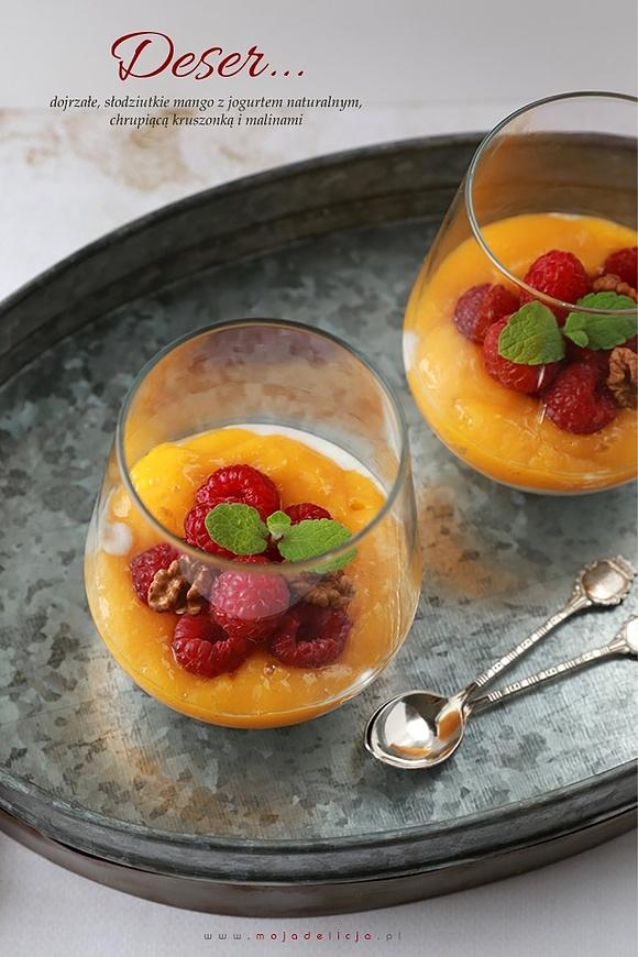 Deser z mango i malin z orzechami włoskimi oraz kruszonką