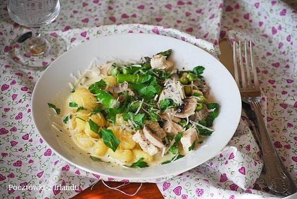 Gnocchi z kurczakiem i szparagami