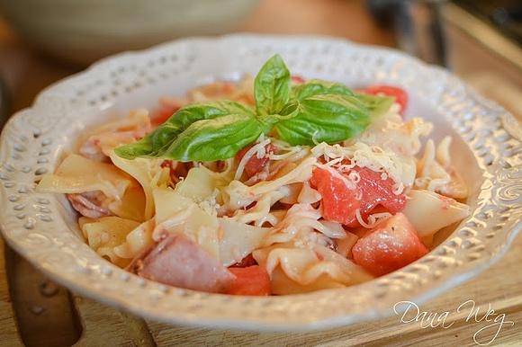 Spaghetti z pomidorami i szynką - szybki obiad na szybko