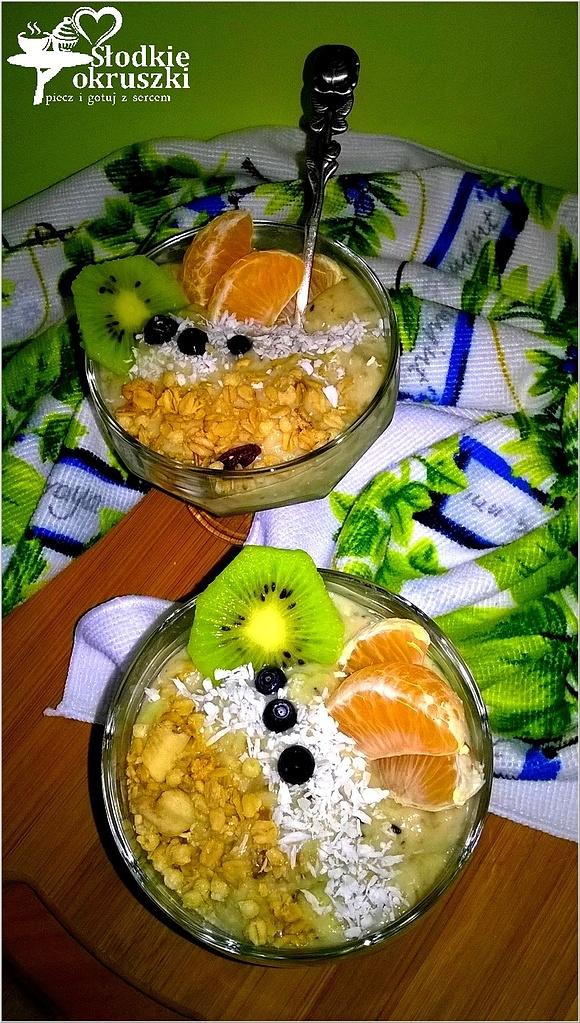 Egzotyczne pucharki lodowe z bananów i owoców, zdrowe domowe lody