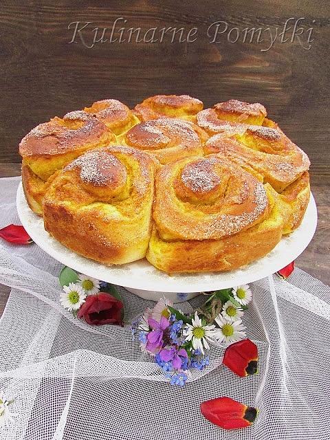 Drożdżowe bułeczki z serowo-dyniowym nadzieniem