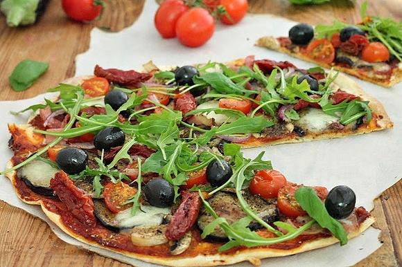 Pizza z bakłażanem i rukolą
