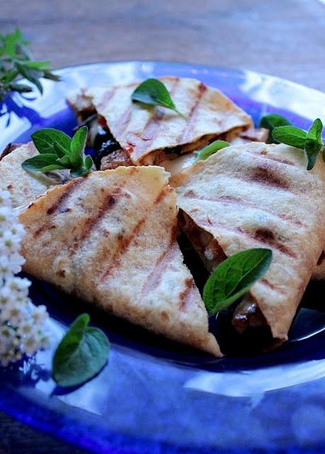 Quesadilla z kurczakiem, serem i oliwkami
