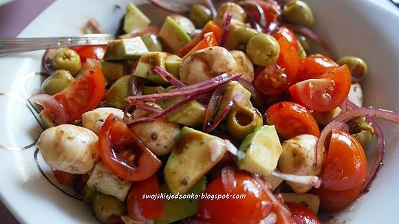 Sałatka z awokado, mozzarellą, pomidorkami i sosem balsamicznym