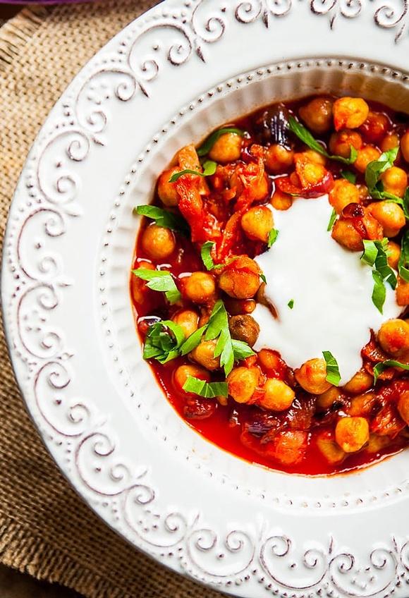 Curry z ciecierzycy w pomidorach