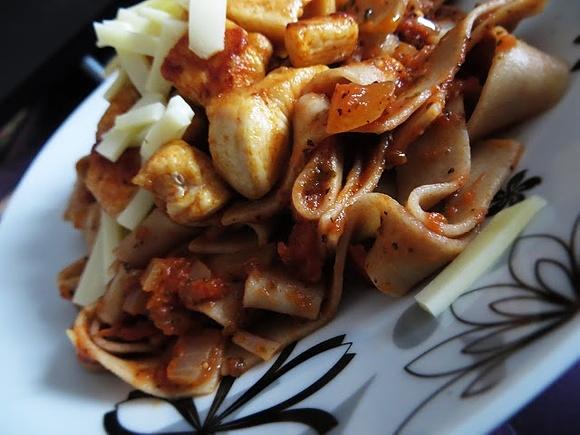 Tagliatelle z sosem bolońskim z kurczakiem