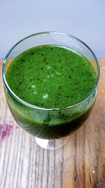 Zielone smoothie z żurawiną bananem i jęczmieniem